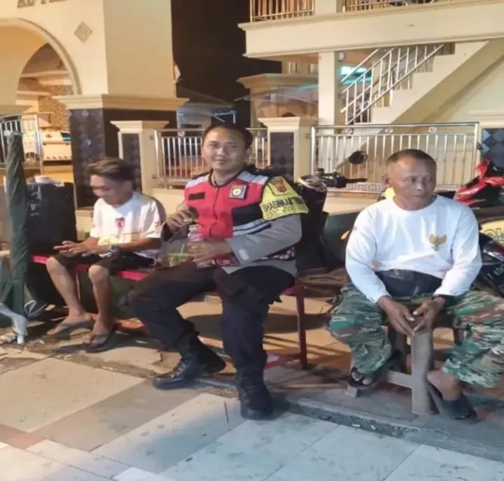 Bhabinkamtibmas Ikut Serta Dalam Giat Ronda Bersama Warga