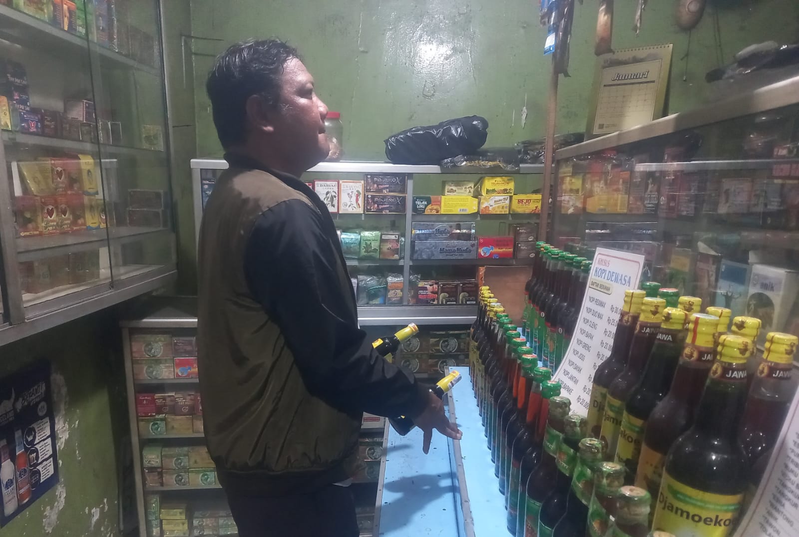 Patroli Kring Serse Unit Reskrim bersama Piket Patroli Polsek Jatisari Sambangi Toko Jamu ‎