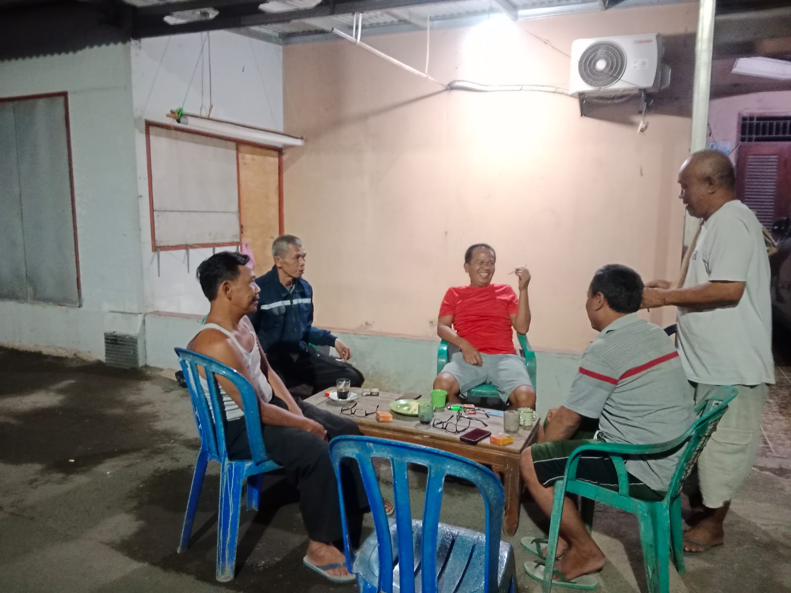 Bhabinkamtibmas Polsek Klari Patroli Dialog Malam Ngawangkong di Pos Ronda