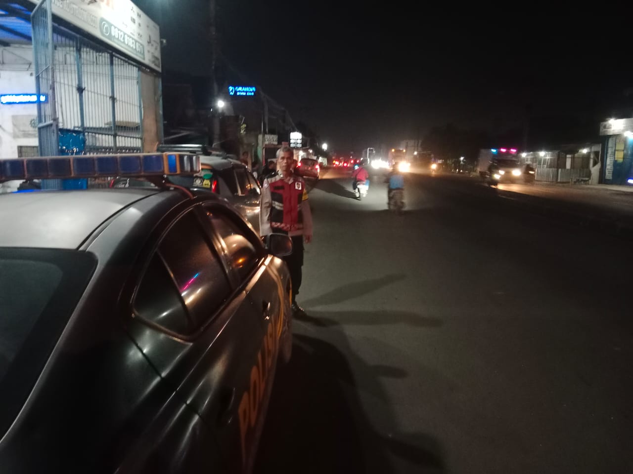 Personil Polsek Klari Laksanakan Patroli Malam di Jalan Raya Klari Kosambi ‎