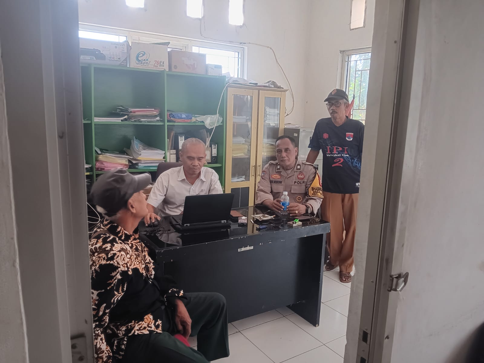 Bhabinkamtibmas Polsek Telagasari Laksanakna Penyuluhan Terkait Pencegahan Kenakalan Remaja di Desa Binaan