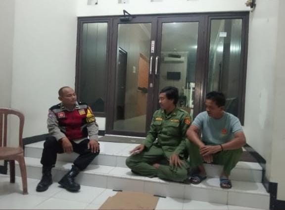Bhabinkamtibmas Polsek Telagasari Dampingi Giat Ronda Warga, Antisipasi Gukamtibmas
