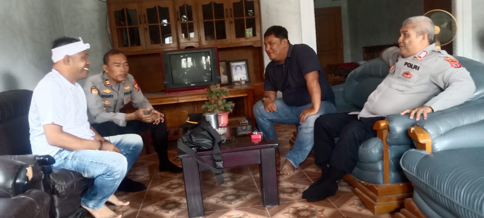 Kapolsek Banyusari dan Anggota Polsek Banyusari Melaksanakan Koordinasi dan Komunikasi dengan Korlap Aliansi SAHARA Terkait Rencana Pembongkaran Portal Jembatan
