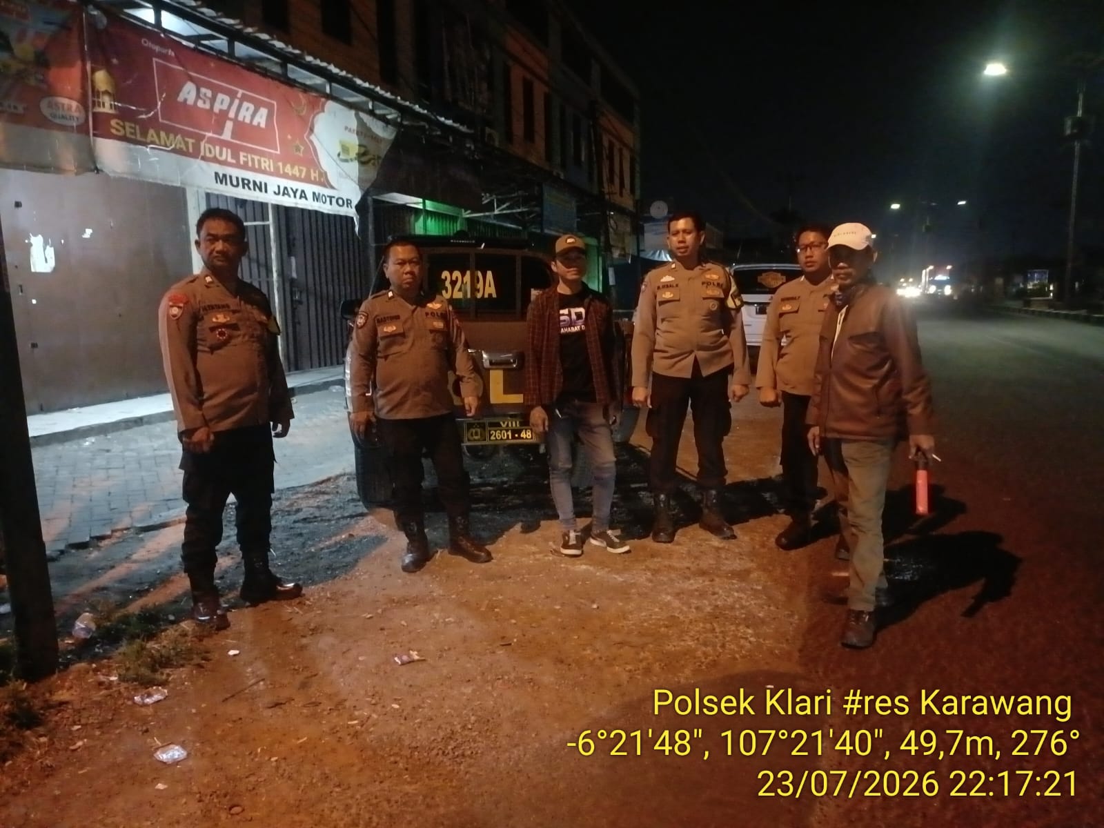 Personil Polsek Klari Laksanakan Patroli Malam di Jalan Raya Desa Gintungkerta