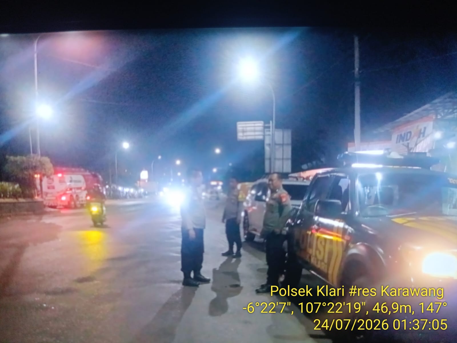 Personil Polsek Klari Laksanakan Patroli Dinihari Antisipasi Gangguan Kamtibmas di Sekitaran Jalan Raya Desa Klari ‎