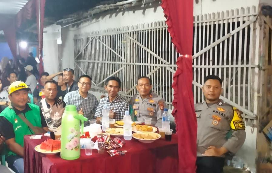 Anggota Polsek Banyusari Ciptakan Keamanan di Acara Hiburan/Hajatan di Desa Kutamakmur