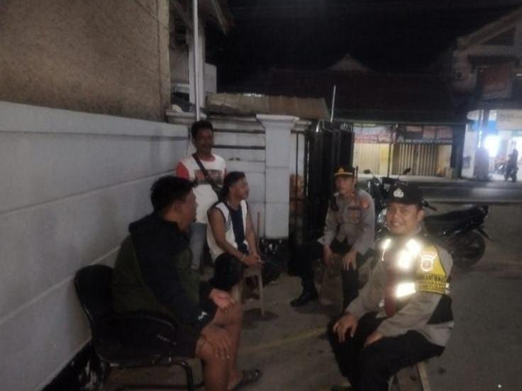 Bhabinkamtibmas Ikut Serta Dalam Giat Ronda Bersama Warga