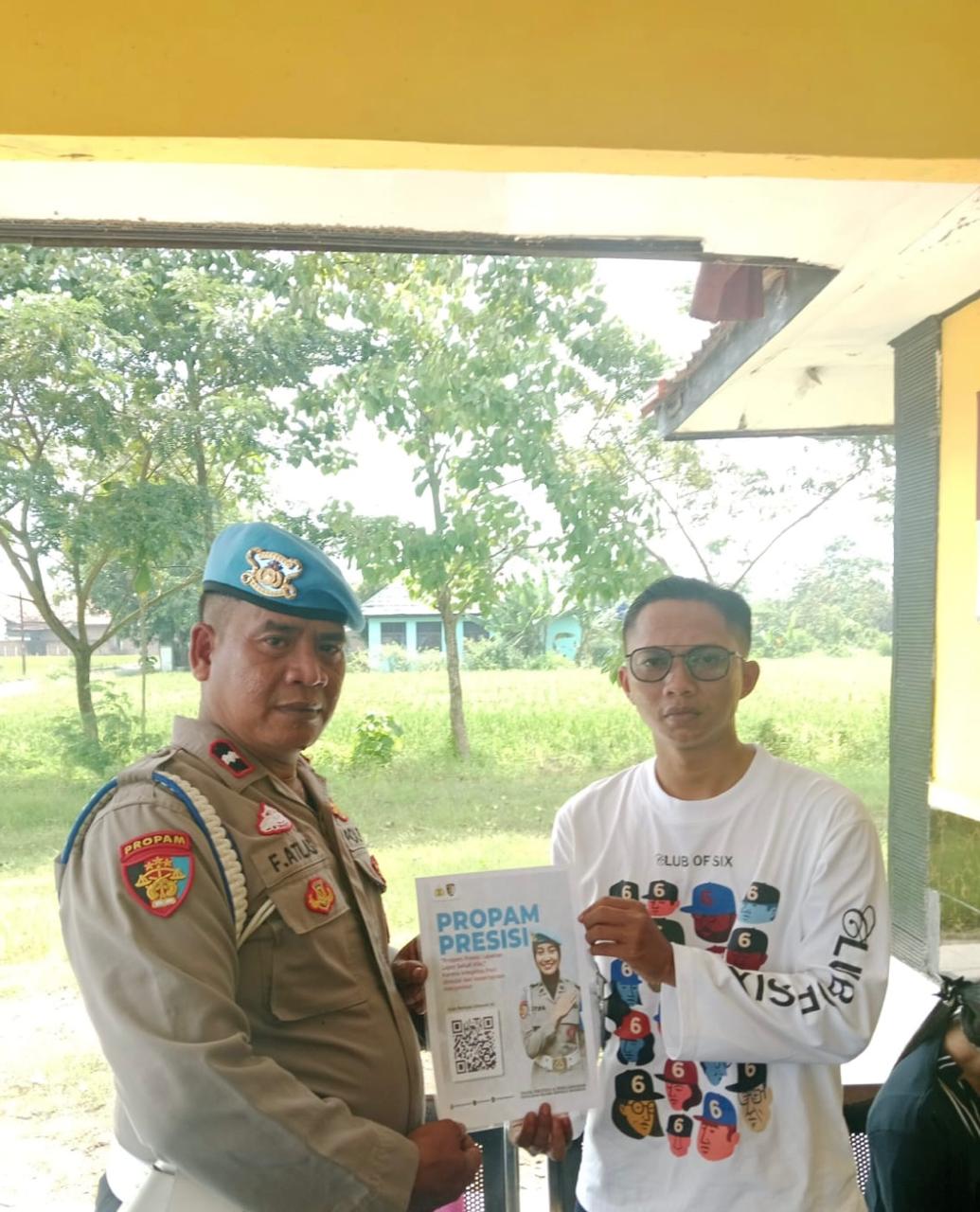 Polsek Banyusari Melaksanakan Giat Sosialisasi QR Barcode ke Masyarakat Pengaduan ke Divisi Propam Polri Bidpropam Polda Jabar