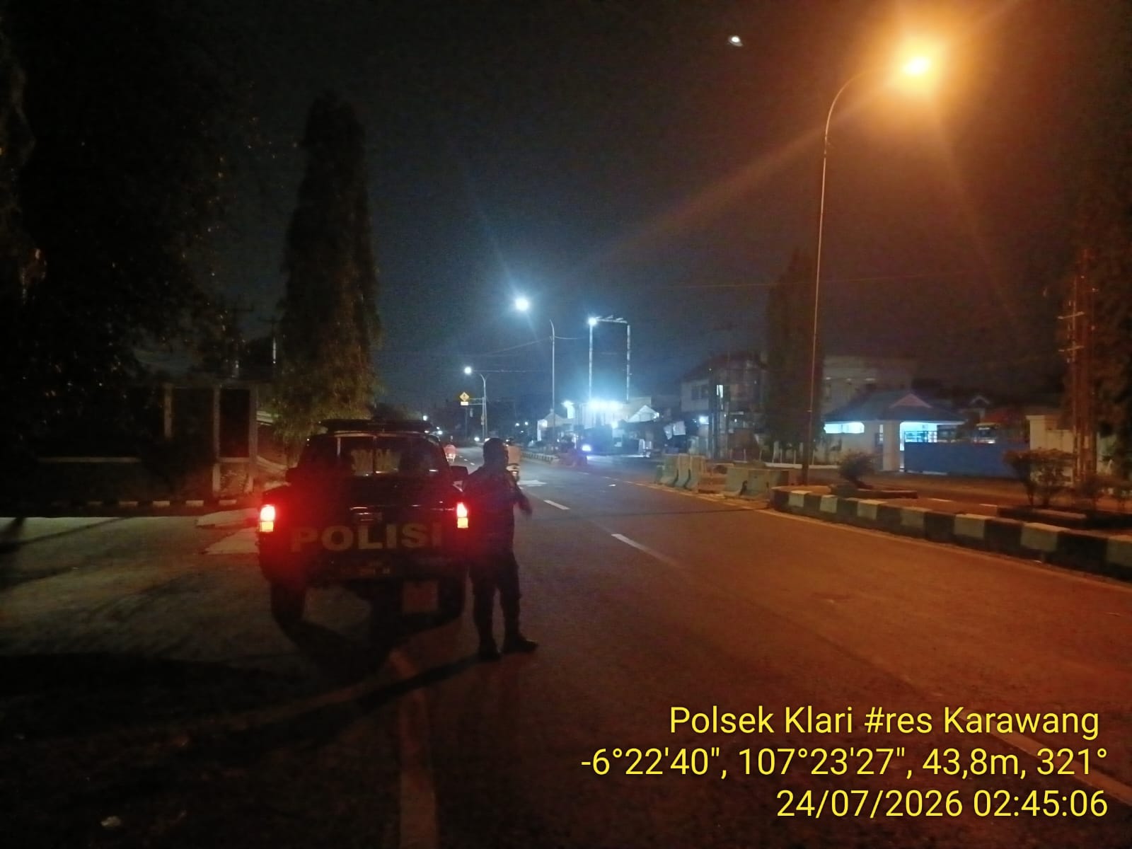 Personil Polsek Klari Laksanakan Patroli Dinihari sasaran Perbatasan Kecamatan Klari-Purwasari Antisipasi Gangguan Kamtibmas di Sekitaran Jalan Raya Pancawati