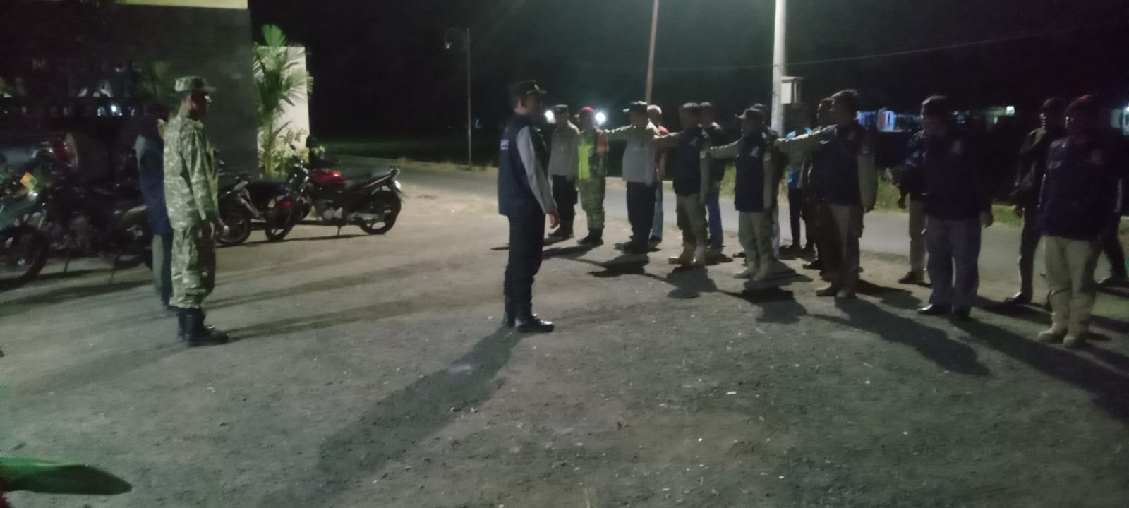 Kapolsek Banyusari Pimpin Gelar Apel Persiapan KRYD di Mapolsek Banyusari