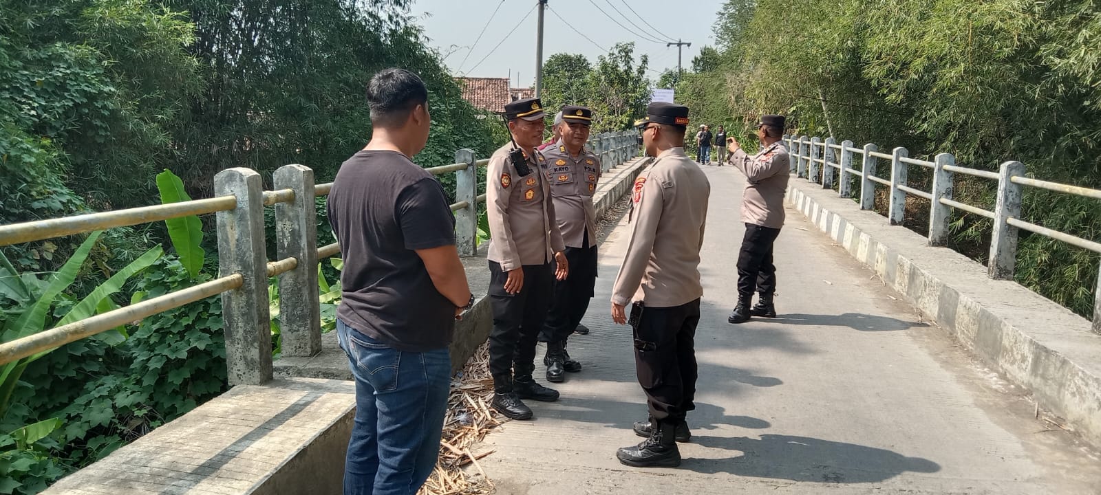 Kapolsek Banyusari Melaksanakan Monitoring Rencana Pergantian Portal Jembatan Sukamantri