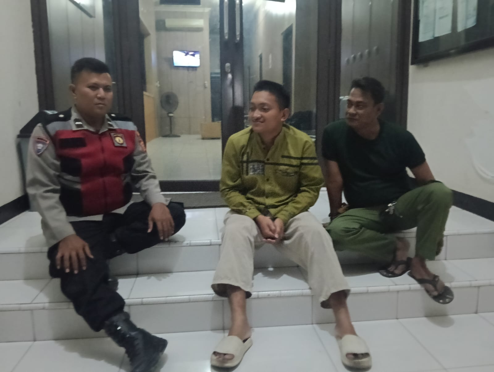 Bhabinkamtibmas Polsek Telagasari Dampingi Warga Laksanakan Ronda di Desa Binaan