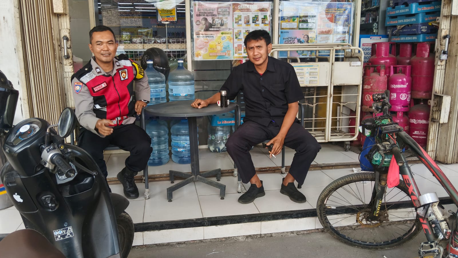 Bhabinkamtibmas Polsek Telagasari Sebar Pesan Kamtibmas Kepada Masyarakat Binaan