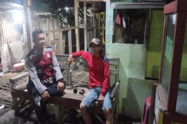 Bhabinkamtibmas Ikut Serta Dalam Giat Ronda Bersama Warga