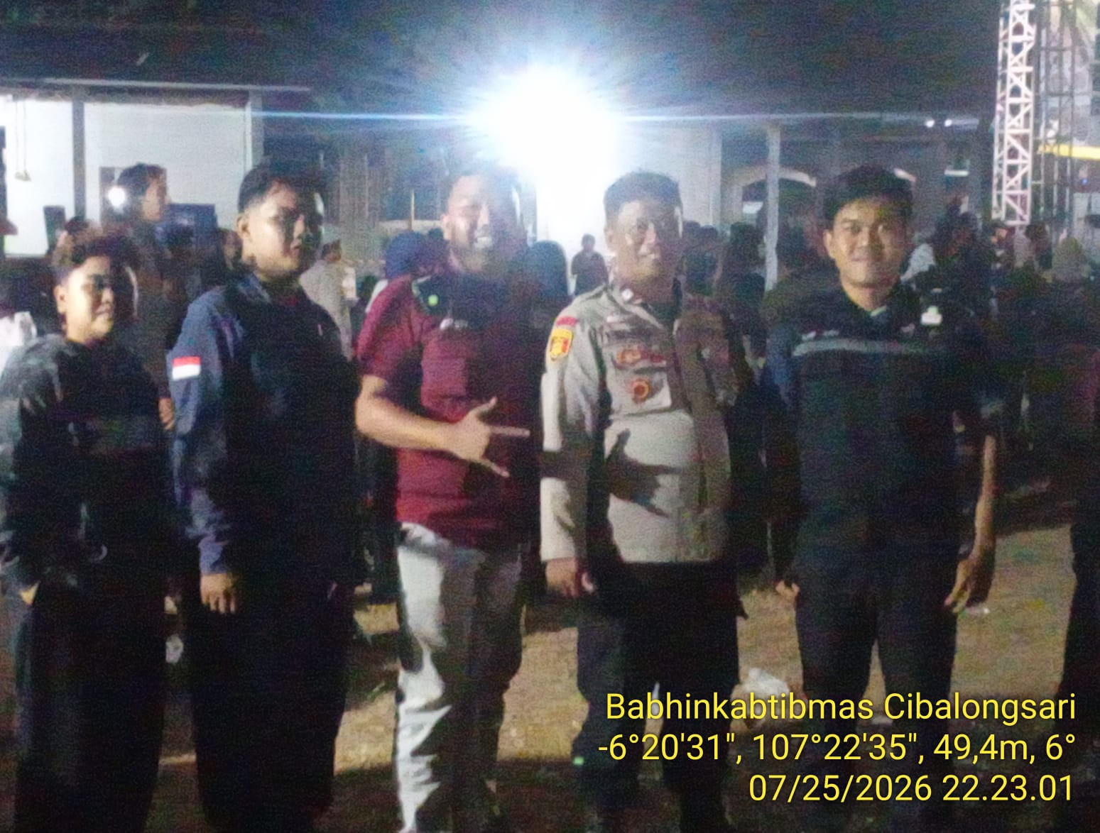 Bhabinkamtibmas Polsek Klari Lakukan Pengamanan Acara Hiburan dalam Rangka HUT Karang Taruna Desa Cibalongsari