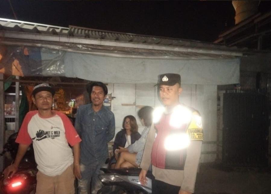 Bhabinkamtibmas Ikut Serta Dalam Giat Ronda Bersama Warga