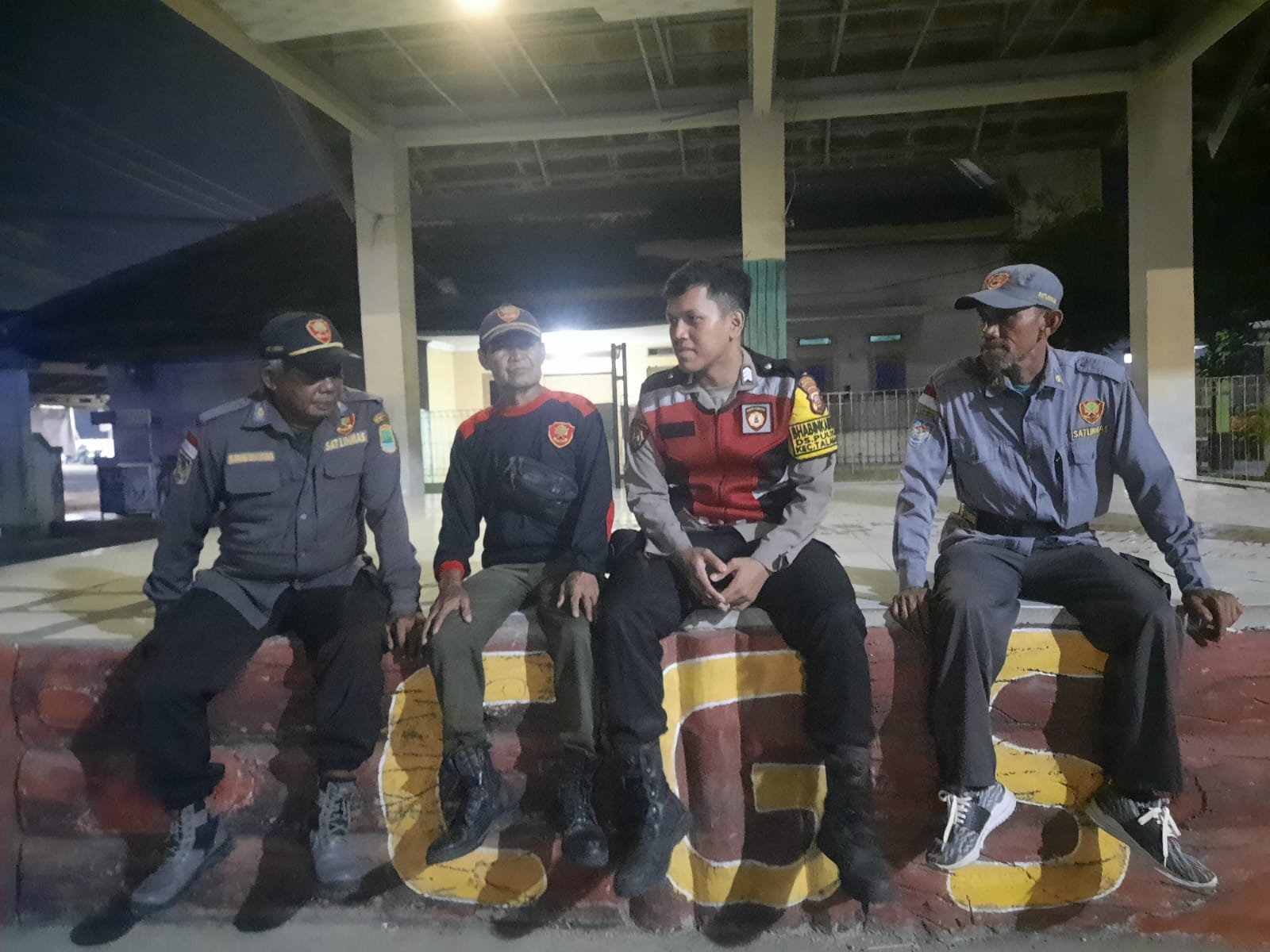 Bhabinkamtibmas Polsek Telagasari Tingkatkan Keamanan dalam Giat Siskamling Bersama Masyarakat