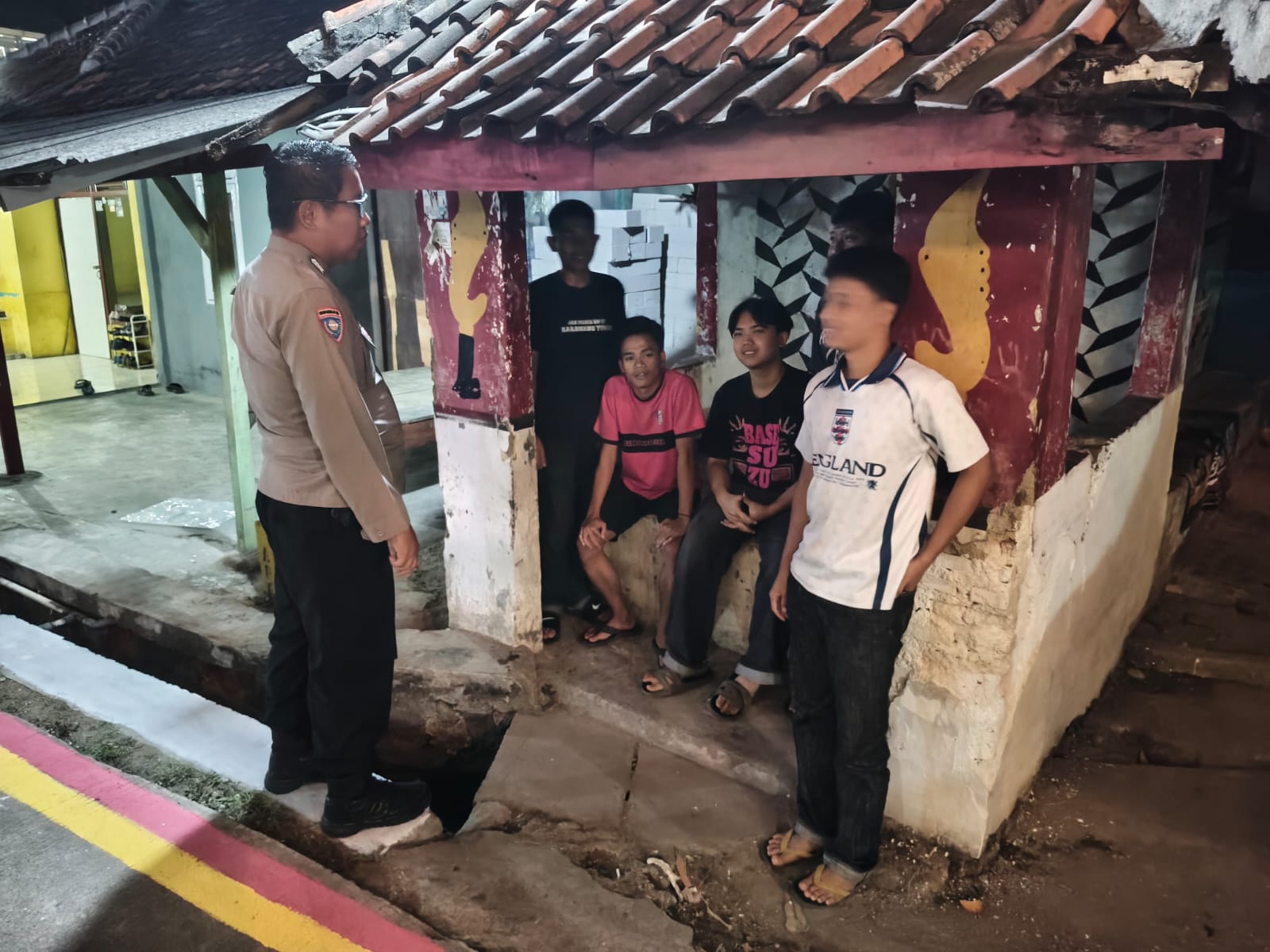 Personel Patroli Polsek Klari Sambangi Warga di Pos Ronda Dusun Rawaungu