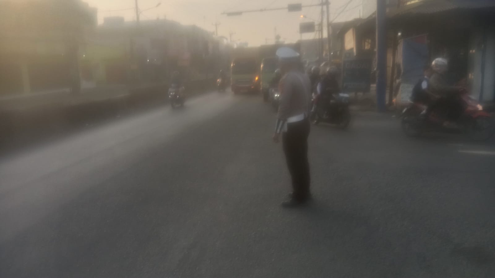 Unit Lantas Polsek Klari Lakukan Gatur Lalu Lintas di Jalan Raya Klari Kosambi