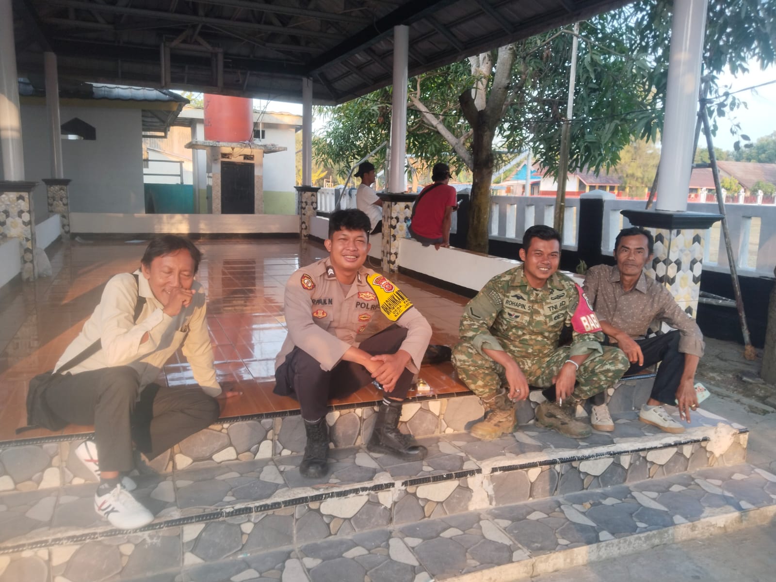 Bhabinkamtibmas Polsek Jatisari bersama Anggota Koramil Melakukan Sambang Kepada Warga Binaan Dan Sampaikan Himbauan Kamtibmas