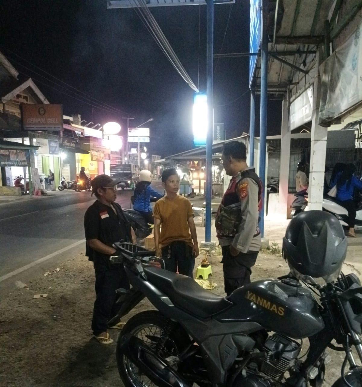 Bhabinkamtibmas Ikut Serta Dalam Giat Ronda Bersama Warga