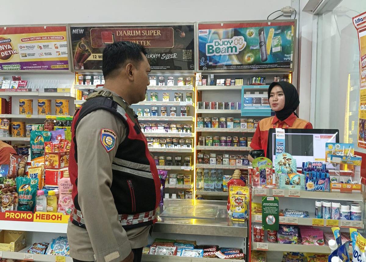 Giat Patroli Perekat Supermarket Alfamart Gempol Guna Antisipasi Kejahatan