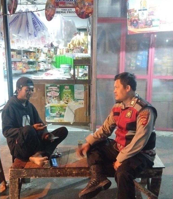 Bhabinkamtibmas Ikut Serta Dalam Giat Ronda Bersama Warga