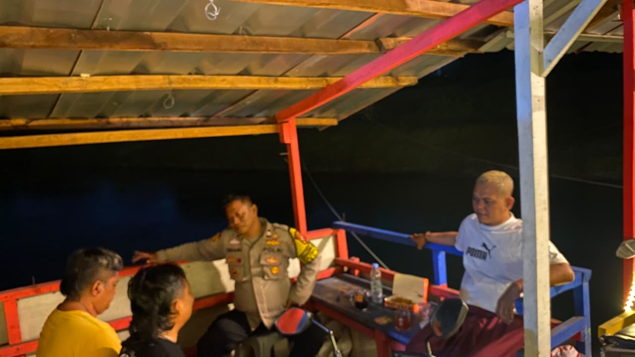 Bhabinkamtibmas Desa Cibalongsari Polsek Klari Sambangi Warga di Pos Ronda Dusun Pasir Panjang ‎