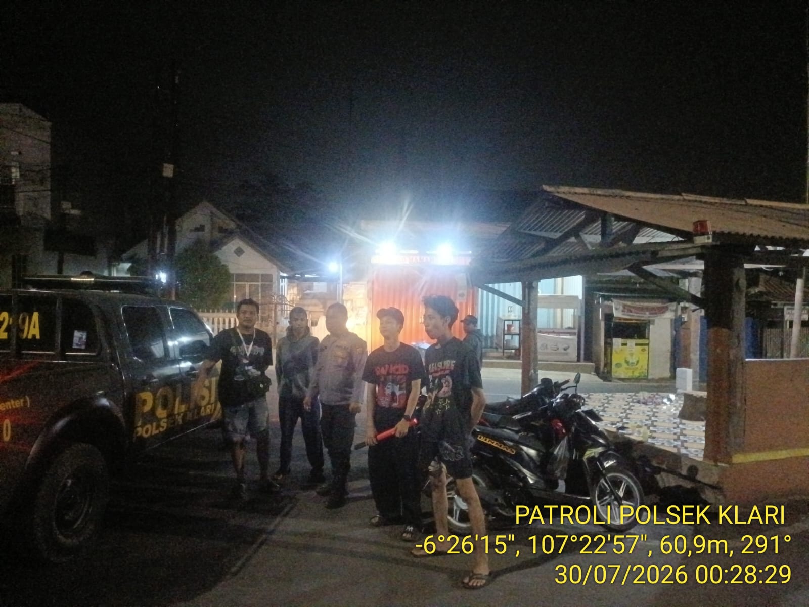 Polsek Klari Polresta Karawang Lakukan Patroli Blue Light Malam Menyisir Jalan Raya Kosambi Curug 