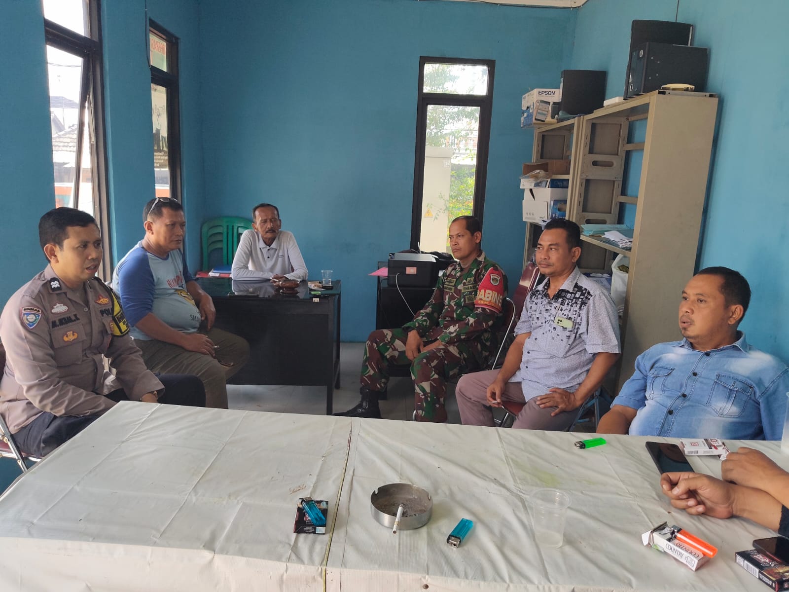 Sinergitas Tiga Pilar: Bhabinkamtibmas, Babinsa, dan Kepala Desa Siap Jaga Kondusivitas Lingkungan Desa Walahar