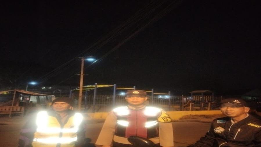 Bhabinkamtibmas Ikut Serta Dalam Giat Ronda Bersama Warga