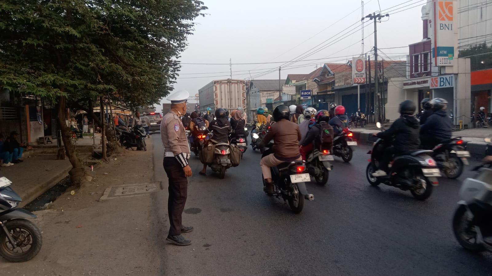 Pelayanan Prima, Unit Lantas Polsek Klari Lakukan Gatur Lalu Lintas di Jalan Raya Klari Kosambi