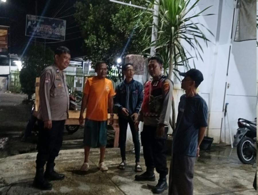 Bhabinkamtibmas Ikut Serta Dalam Giat Ronda Bersama Warga