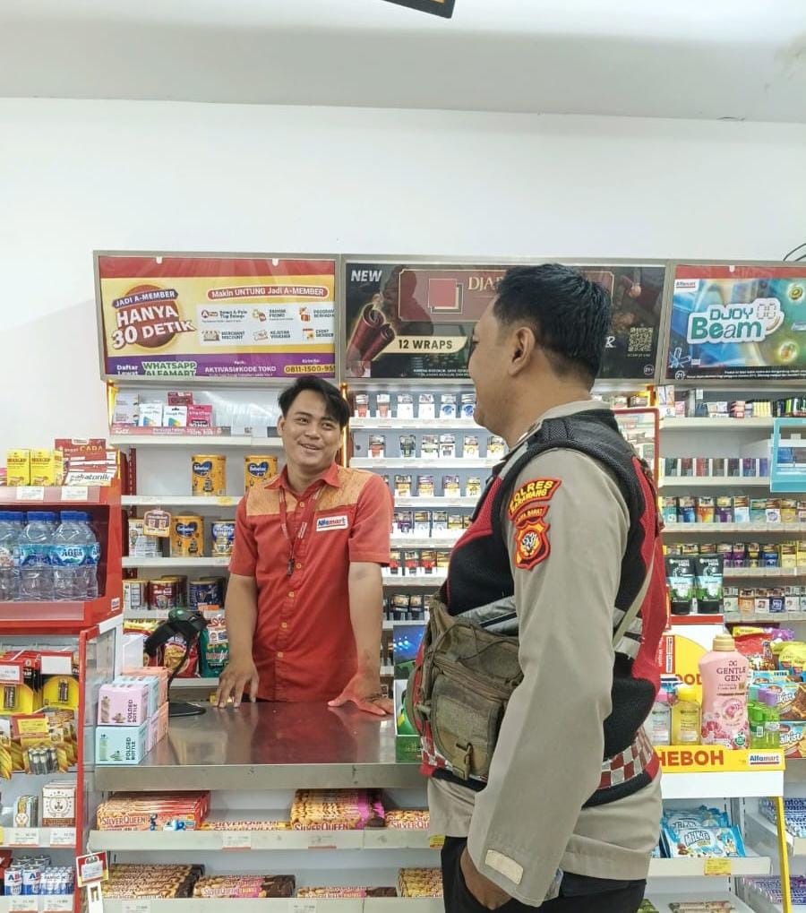 Giat Patroli Perekat Supermarket Alfamart Gempol Guna Antisipasi Kejahatan
