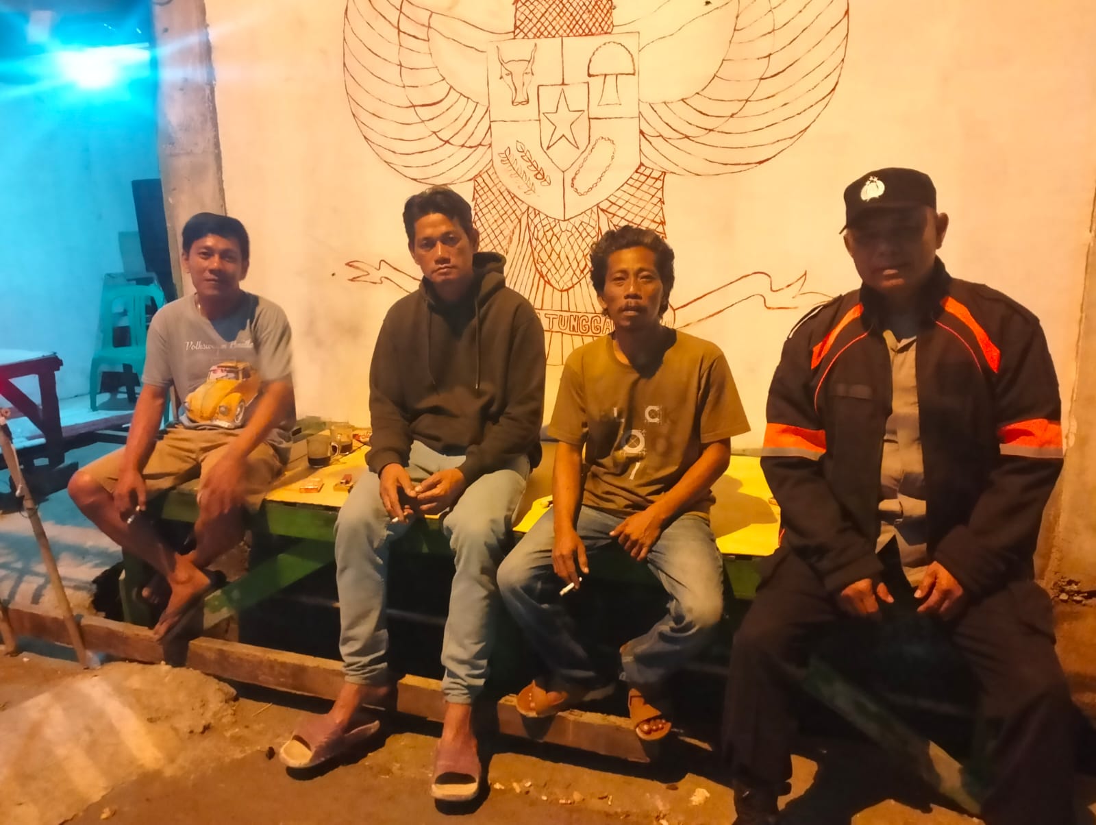 Bhabinkamtibmas Desa Anggadita Polsek Klari Patroli Dialogis Malam Sambangi Warga ‎ ‎