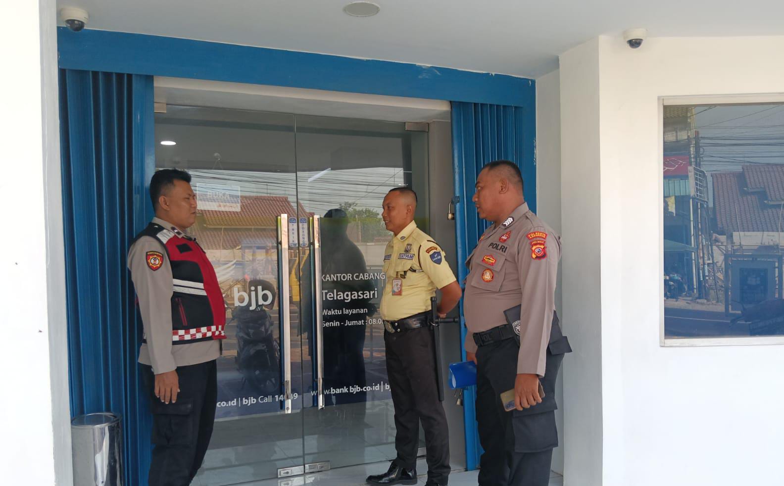 Polsek Telagasari Laksanakan Patroli Rutin di Sekitar Pertokoan dan Objek Vital