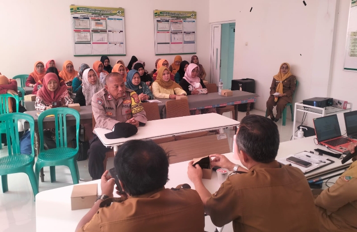 Bhabinkamtibmas Desa Anggadita Ikuti Giat Lokmin Puskesmas Anggadita Catur Wulan II di Aula Puskesmas