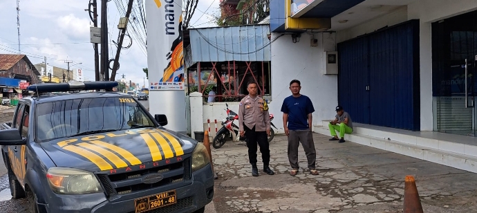 Patroli Siang Polsek Klari Sambangi Juru Parkir Bank BJB, Sampaikan Pesan Kamtibmas