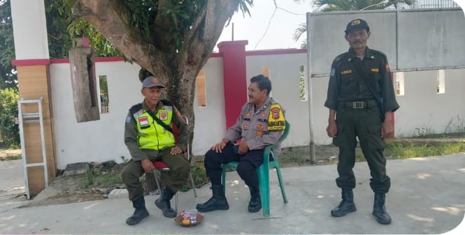 Bhabinkamtibmas Polsek Telukjambe Barat Berikan Penyuluhan Kamtibmas Kepada Linmas Desa Karangmulya