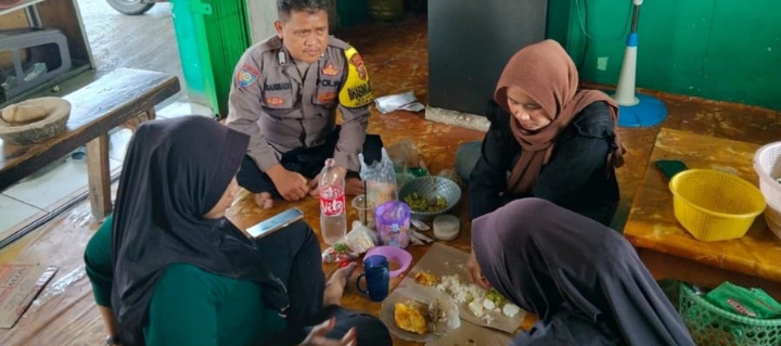 Personel Polsek Telukjambe Barat Ingatkan Ibu-Ibu Agar Mengawasi Pergaulan Anak Remaja Demi Mencegah Kenakalan dan Gangguan Kamtibmas