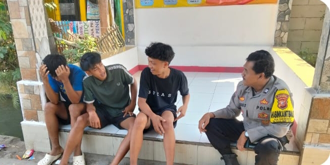 Personil Polsek Telukjambe Barat Sambangi Remaja, Imbau Hindari Tawuran dan Miras ‎