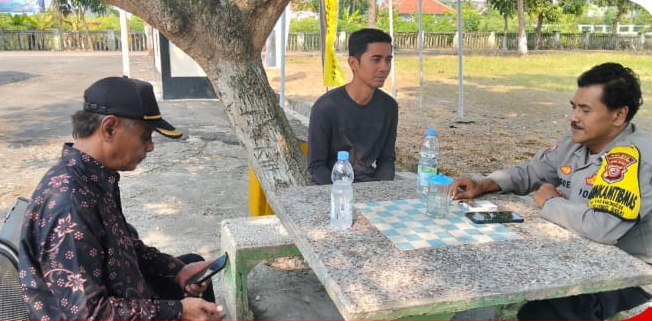 Personil Polsek Telukjambe Barat Edukasi Dampak Judi Online Kepada Warga Dusun Badami Barat