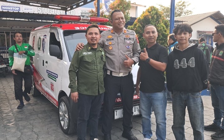 HUT Bhayangkara ke-80, Satlantas Polres Karawang Serahkan Ambulans Hasil Reparasi untuk Komunitas Ojol