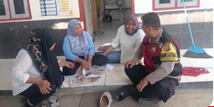 Sambangi Ibu – Ibu, Personil Polsek Telukjambe Barat Sampaikan Pesan-Pesan Kamtibmas
