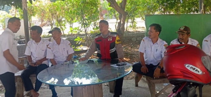 Personil Polsek Telukjambe Barat Ajak Perangkat Desa Kerjasama Jaga Kamtibmas
