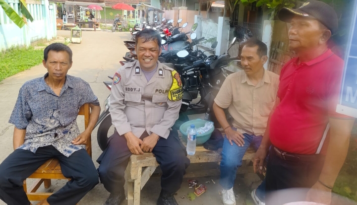 Tingkatkan Pelayanan dan Pendekatan Kepada Masyarakat, Bhabinkamtibmas Polsek Klari Sapa Warga