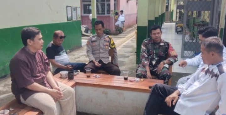 Bhabinkamtibmas, Babinsa dan Warga Desa Jatisari Komunikasi Kamtibmas di Lingkungan ‎