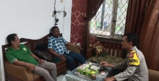 Sambang Kantor Desa, Bhabinkamtibmas Jatisari Sampaikan Pesan Kamtibmas Kepada Aparatur Desa