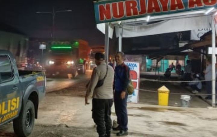 Patroli Polsek Jatisari Pastikan di Pertigaan Perum Cikampek Baru Kondusif ‎