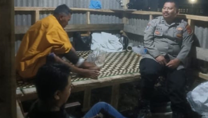 Bhabinkamtibmas Polsek Jatisari Sambang Warga di Pos Ronda ‎